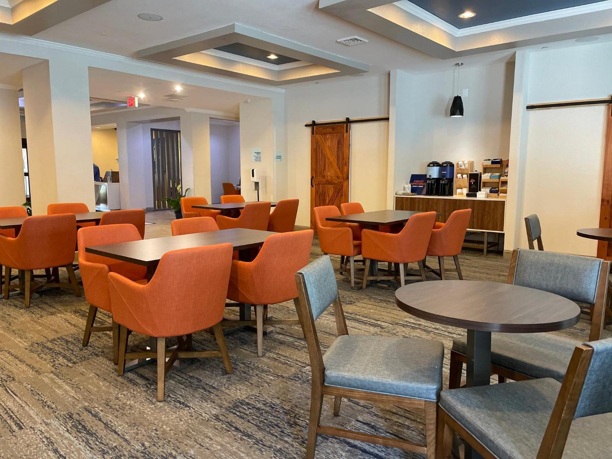 Holiday Inn Express And Suites Montgomery By Ihg Exterior photo